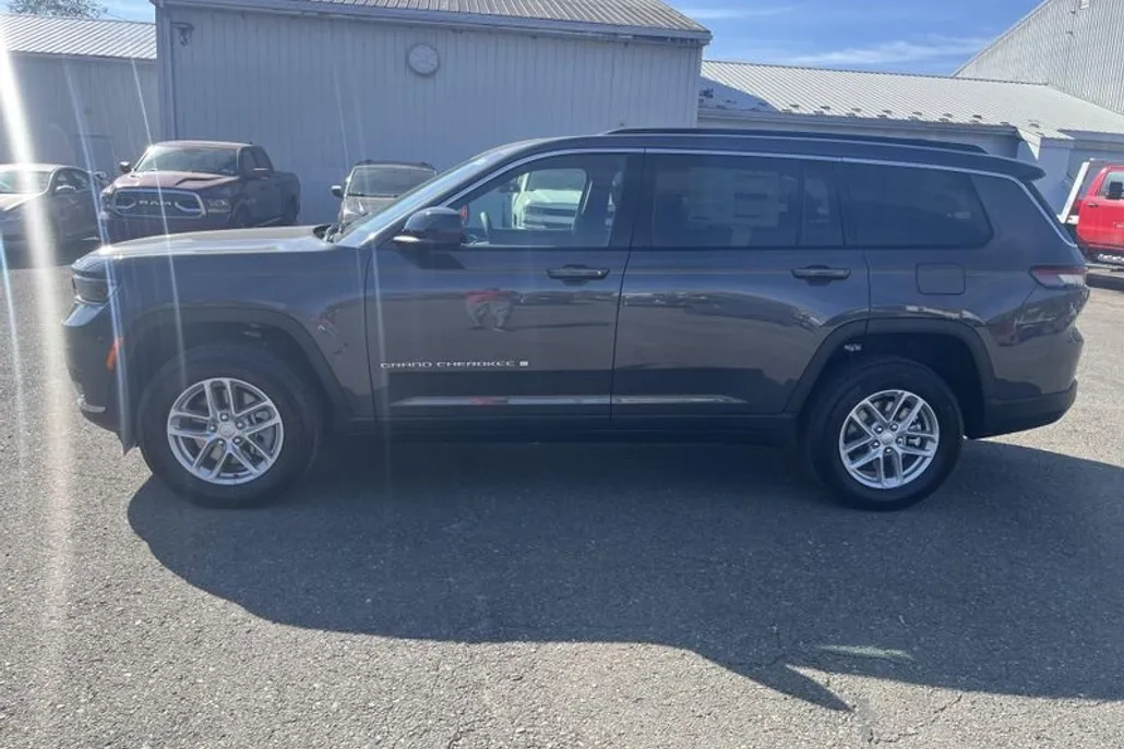 2024 Jeep Grand Cherokee Laredo photo 1