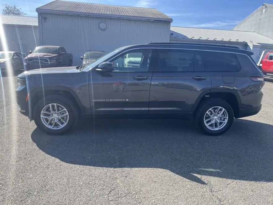 2024 Jeep Grand Cherokee Laredo photo 1