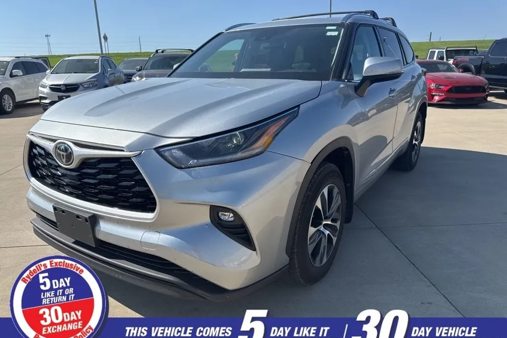 2021 Toyota Highlander XLE photo 1