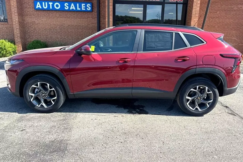 2025 Chevrolet Trax LT photo 1