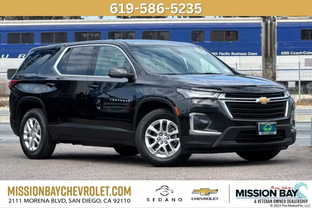 2023 Chevrolet Traverse LS photo 1