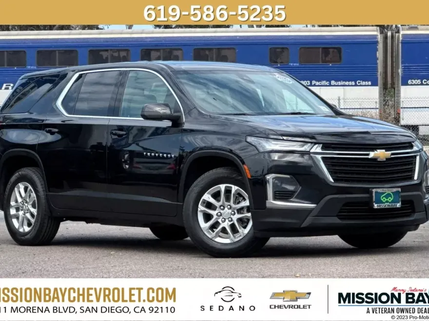 2023 Chevrolet Traverse LS photo 1