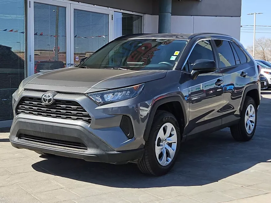 2019 Toyota RAV4 LE photo 1