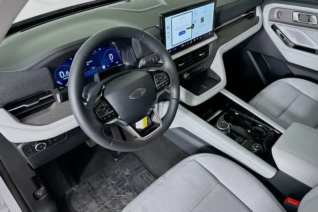 2025 Ford Explorer Platinum photo 1