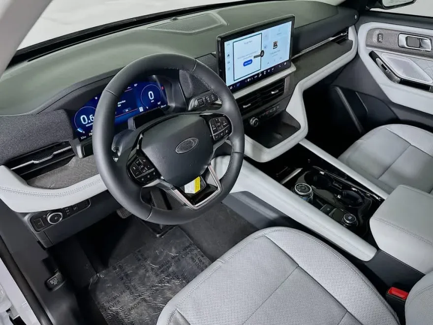2025 Ford Explorer Platinum photo 1