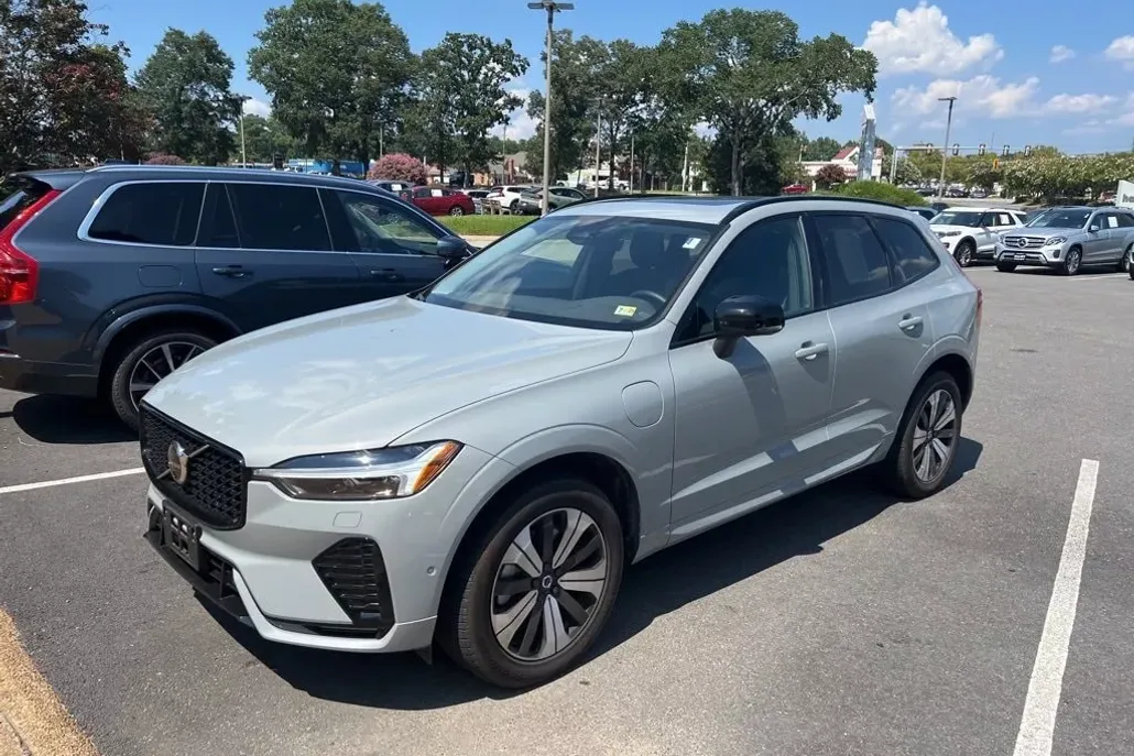 2025 Volvo XC60 Hybrid T8 Plus photo 1