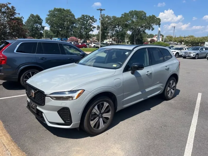 2025 Volvo XC60 Hybrid T8 Plus photo 1