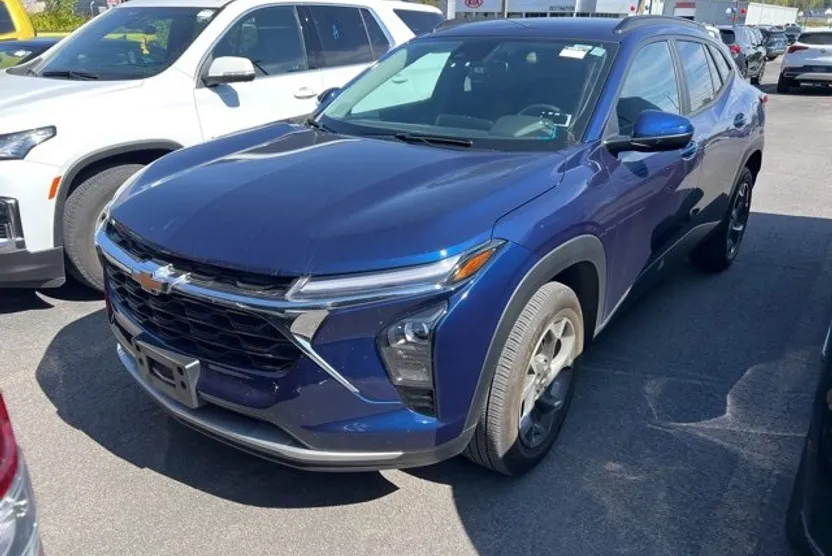 2024 Chevrolet Trax LT photo 1