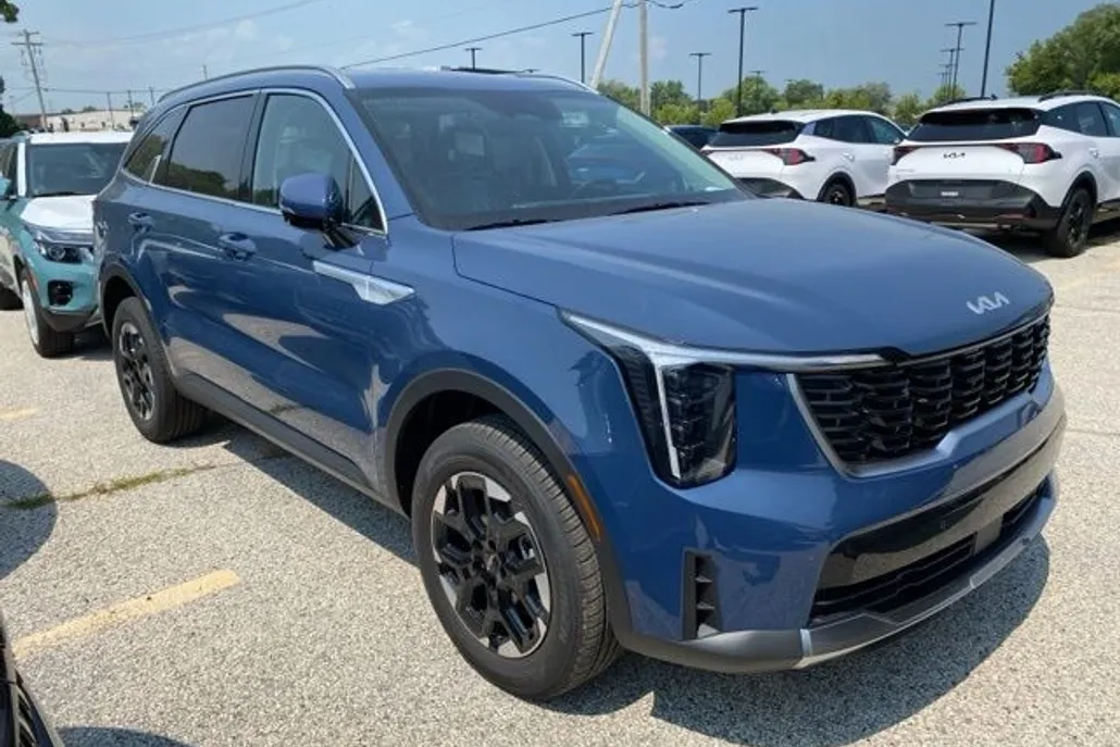 2025 Kia Sorento S photo 1