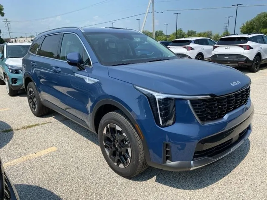 2025 Kia Sorento S photo 1