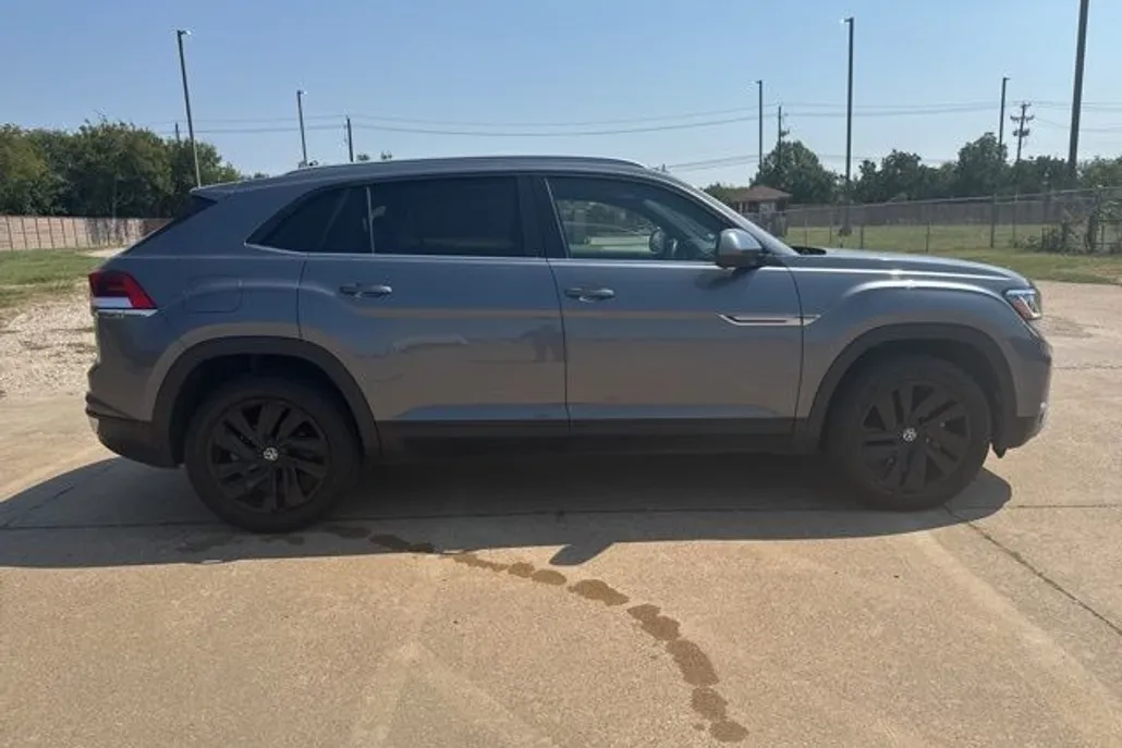 2022 Volkswagen Atlas Cross Sport V6 SE Technology photo 1