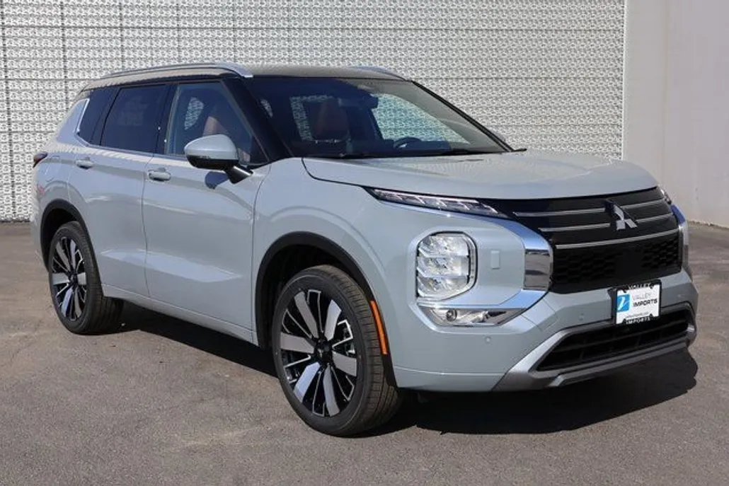 2025 Mitsubishi Outlander SEL photo 1