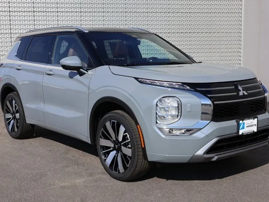 2025 Mitsubishi Outlander SEL photo 1