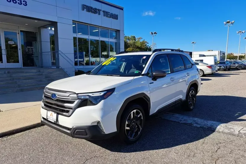 2025 Subaru Forester Premium photo 1