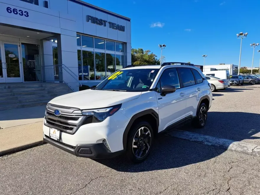 2025 Subaru Forester Premium photo 1