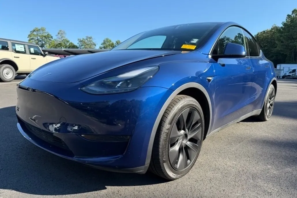2025 Tesla Model Y Long Range photo 1