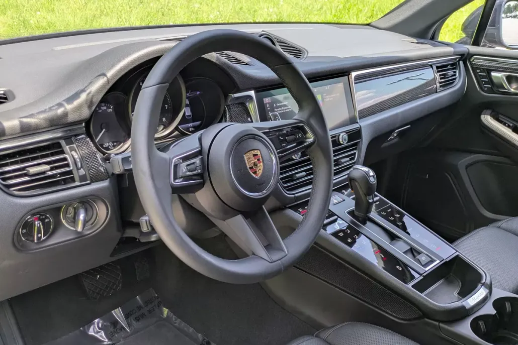 2025 Porsche Macan T photo 1