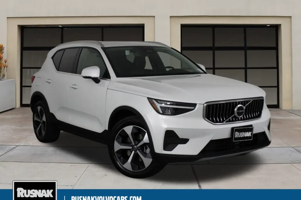 2025 Volvo XC40 Core photo 1