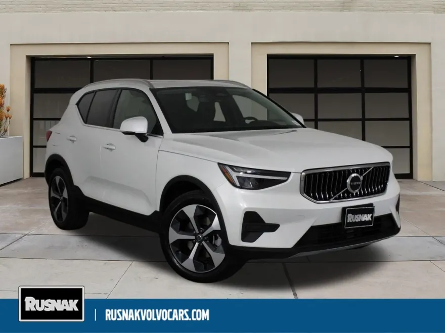 2025 Volvo XC40 Core photo 1