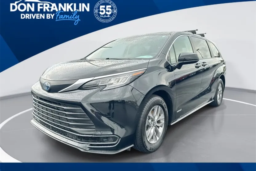 2021 Toyota Sienna LE photo 1