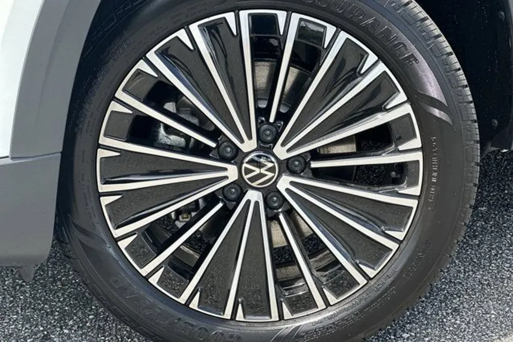 2025 Volkswagen Taos SE photo 1