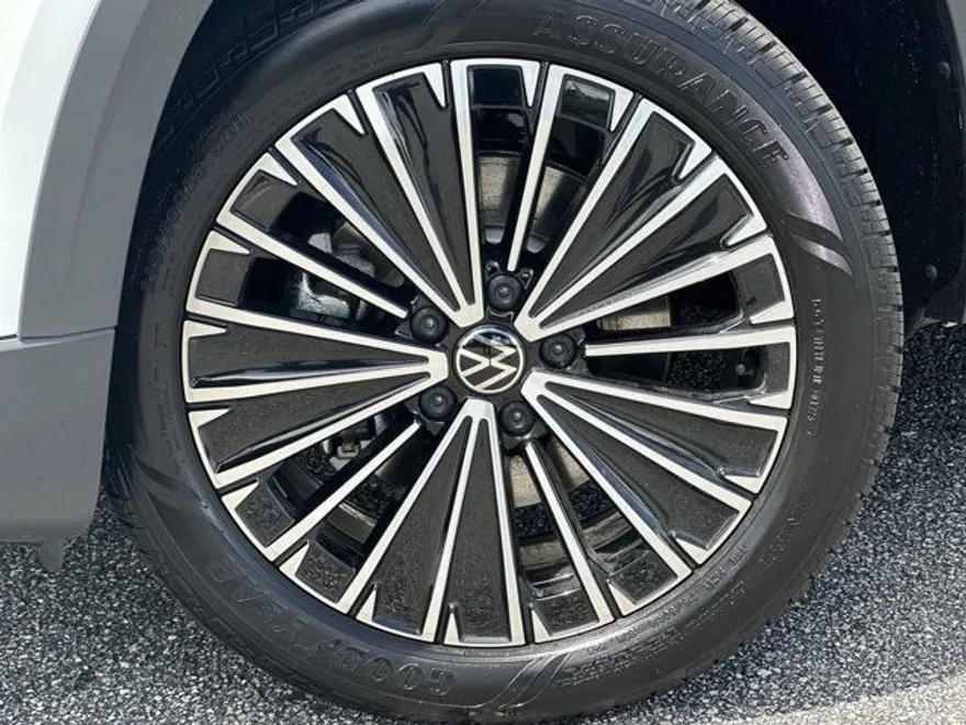 2025 Volkswagen Taos SE photo 1