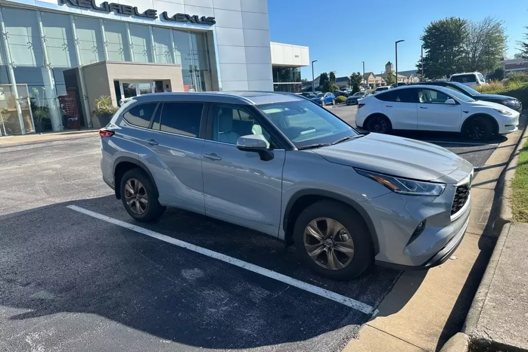 2023 Toyota Highlander Hybrid Bronze Edition photo 1