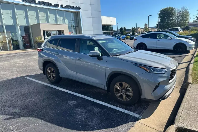 2023 Toyota Highlander Hybrid Bronze Edition photo 1