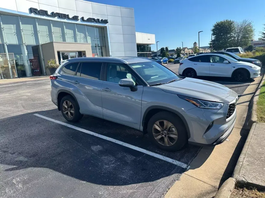 2023 Toyota Highlander Hybrid Bronze Edition photo 1