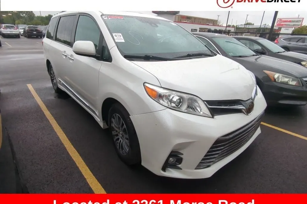 2019 Toyota Sienna XLE photo 1