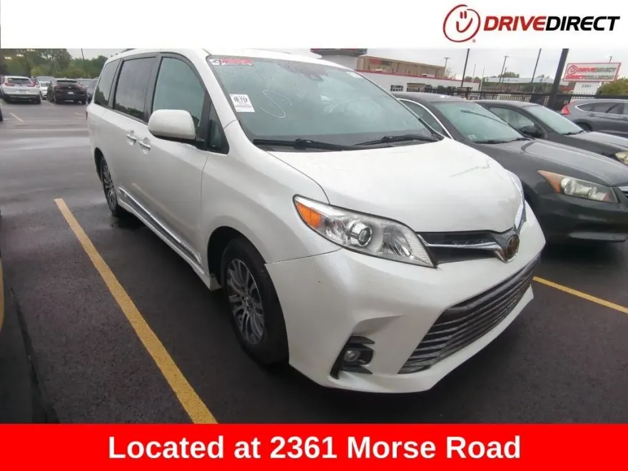 2019 Toyota Sienna XLE photo 1