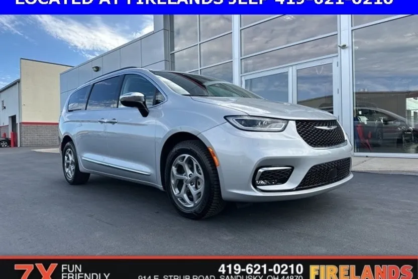 2023 Chrysler Pacifica Limited photo 1