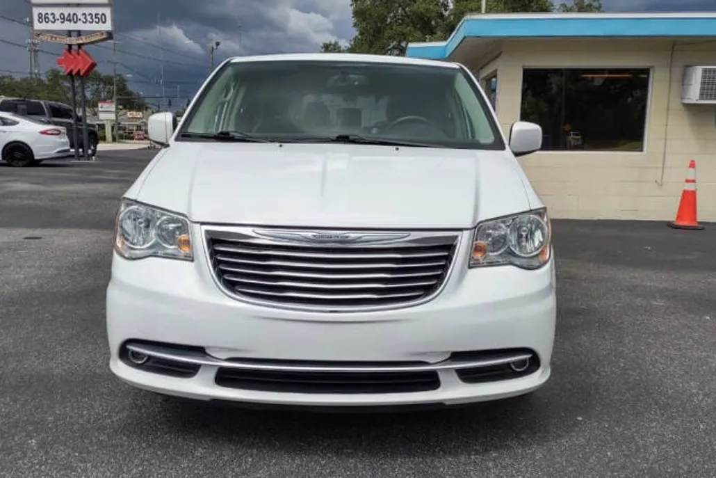 2015 Chrysler Town & Country Touring photo 1