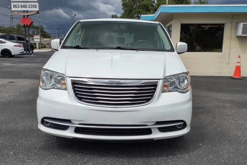 2015 Chrysler Town & Country Touring photo 1