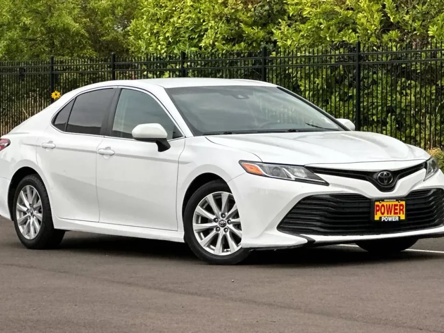 2018 Toyota Camry LE photo 1