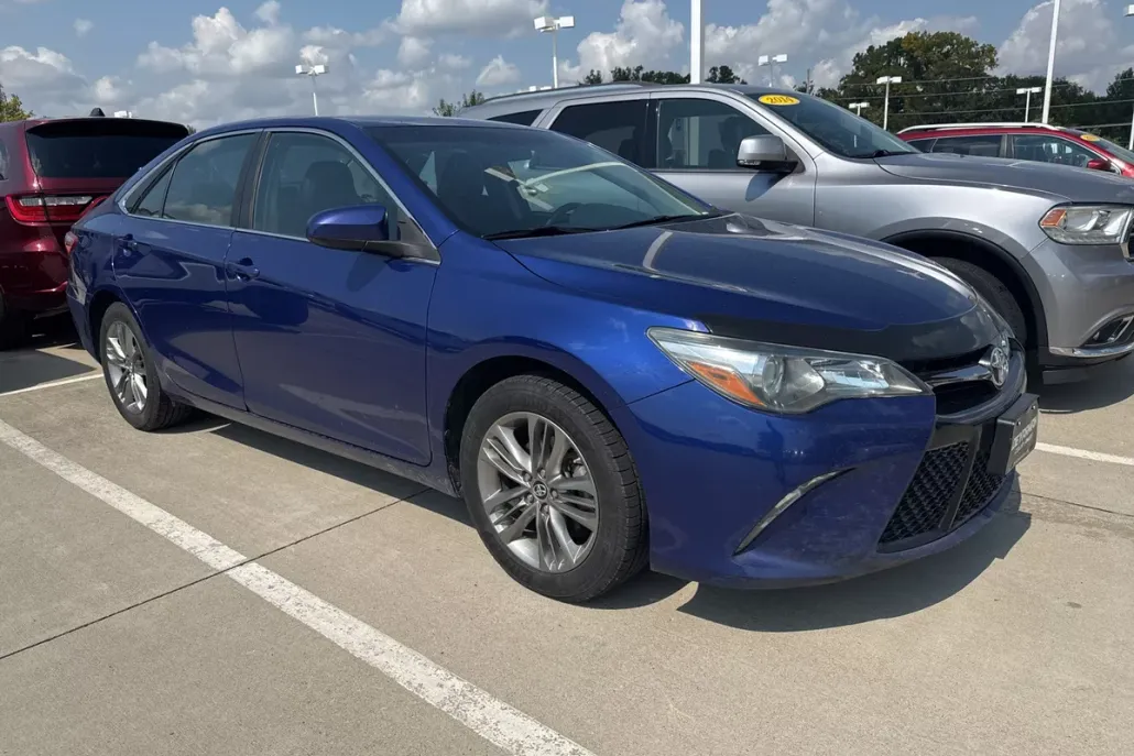 2016 Toyota Camry photo 1
