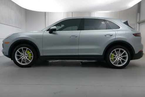 2022 Porsche Cayenne E-Hybrid photo 2