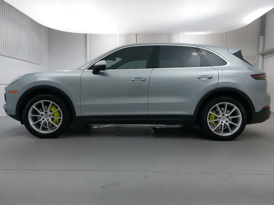 2022 Porsche Cayenne E-Hybrid photo 2