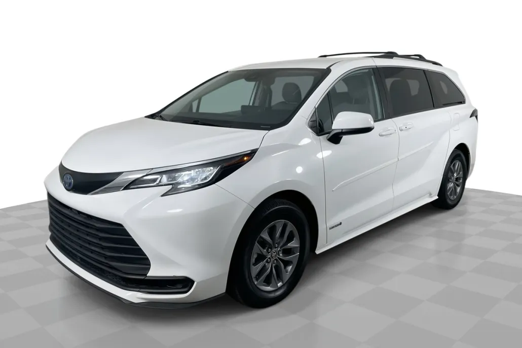 2021 Toyota Sienna LE photo 1