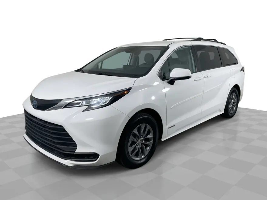 2021 Toyota Sienna LE photo 1