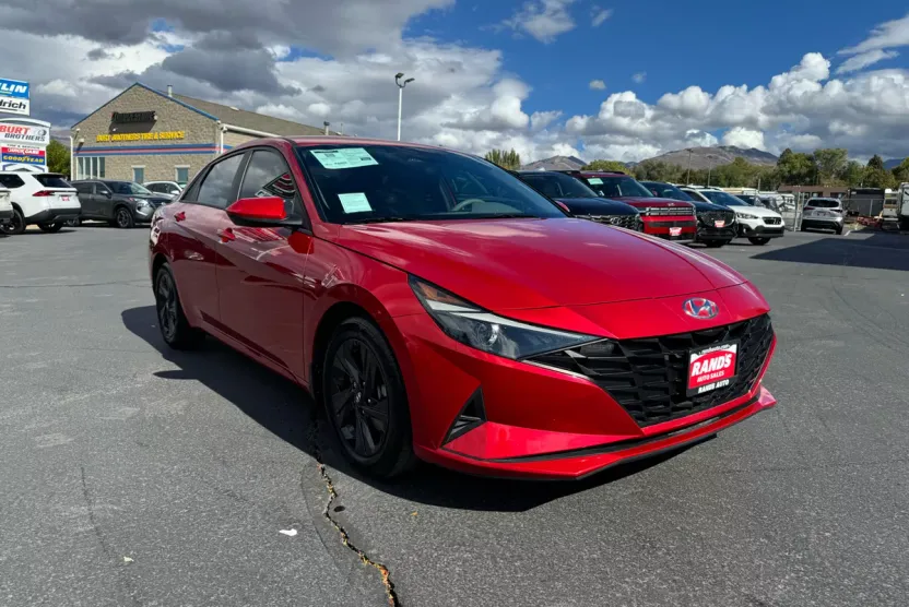 2023 Hyundai Elantra SEL photo 1