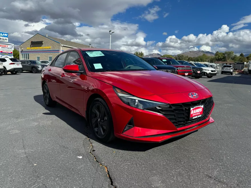 2023 Hyundai Elantra SEL photo 1