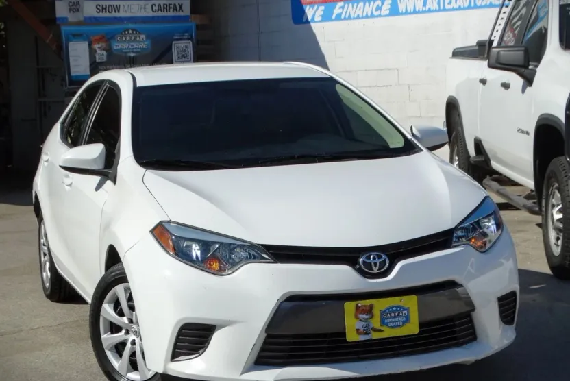 2016 Toyota Corolla LE photo 1