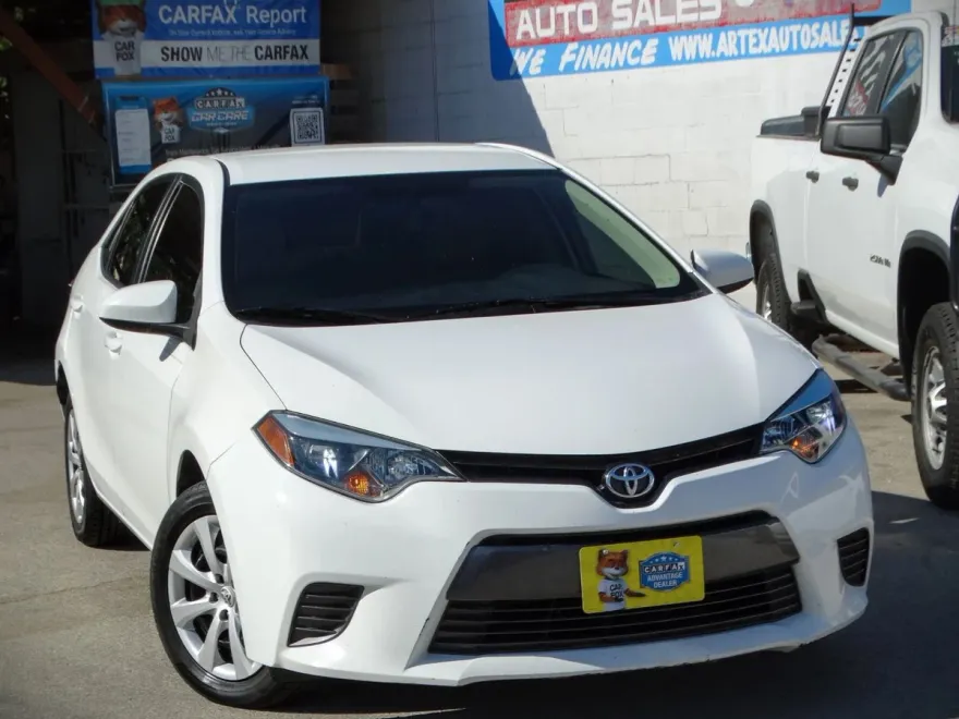 2016 Toyota Corolla LE photo 1