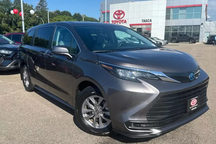 2024 Toyota Sienna LE photo 1
