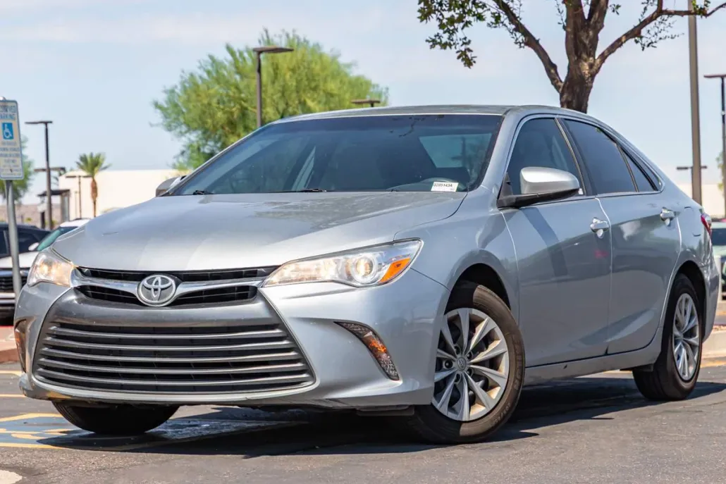 2017 Toyota Camry LE photo 1