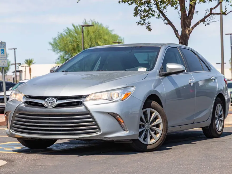 2017 Toyota Camry LE photo 1