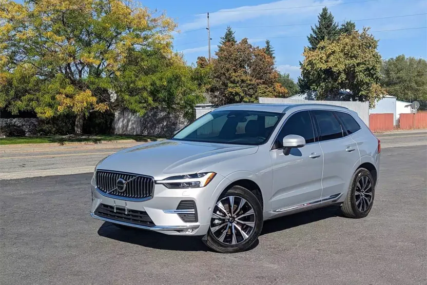 2023 Volvo XC60 B5 Plus photo 1