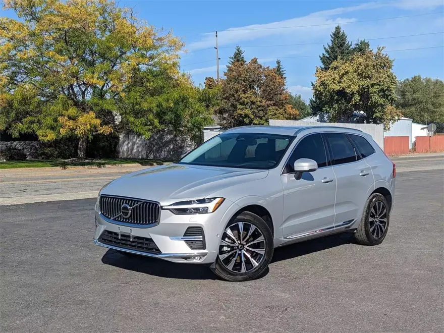 2023 Volvo XC60 B5 Plus photo 1