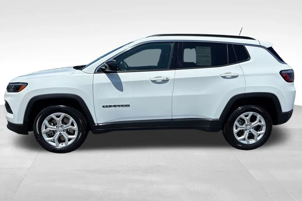 2024 Jeep Compass Latitude photo 1
